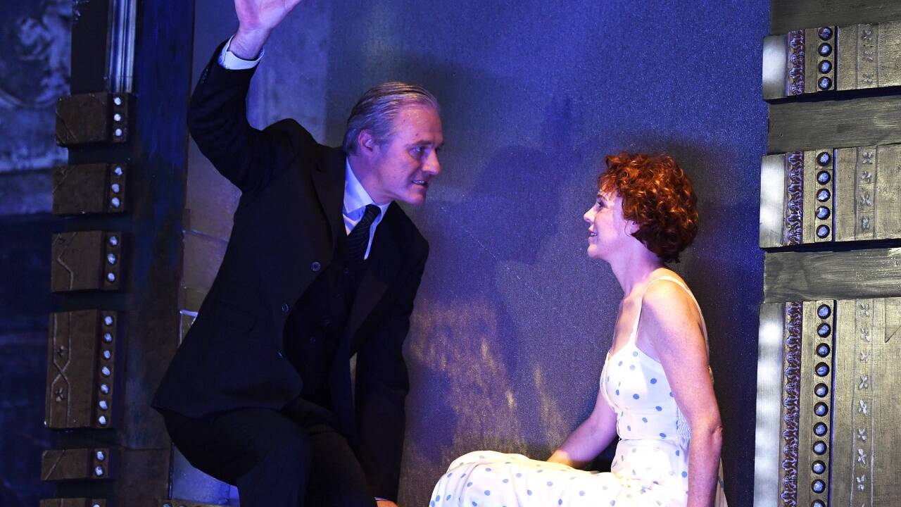 Joseph Lorenz (Leonidas) und Stephanie Dvorak (Vera).  