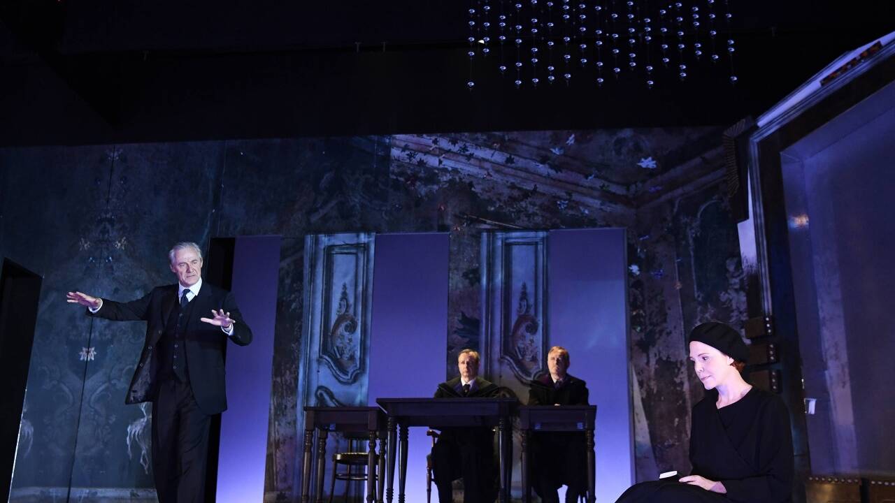 Joseph Lorenz (Leonidas), Thomas Kamper (Minister), Peter Moucka (Hofrat) und Stephanie Dvorak (Vera).  