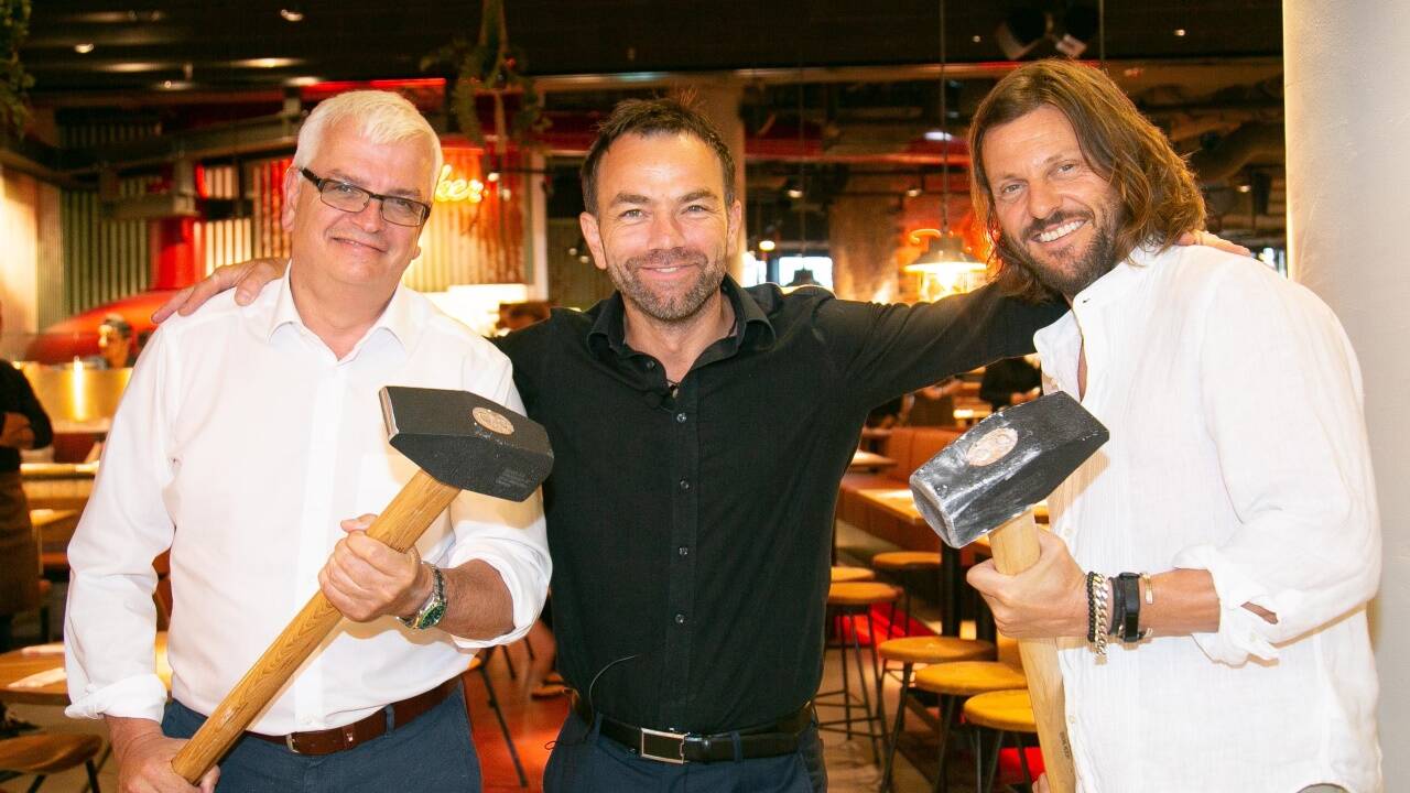 Marcus Wild (CEO der SES Spar European Shopping Centers), Joakim Lidberg (Betriebsleiter Glorious Bastards EUROPARK) und Heiner Raschhofer (Eigentümer der Soulkitchen-Gruppe) eröffneten das „Glorious Bastards“.  Marcus Wild (CEO der SES Spar European Shopping Centers), Joakim Lidberg (Betriebsleiter Glorious Bastards EUROPARK) und Heiner Raschhofer (Eigentümer der Soulkitchen-Gruppe) eröffneten das „Glorious Bastards“.