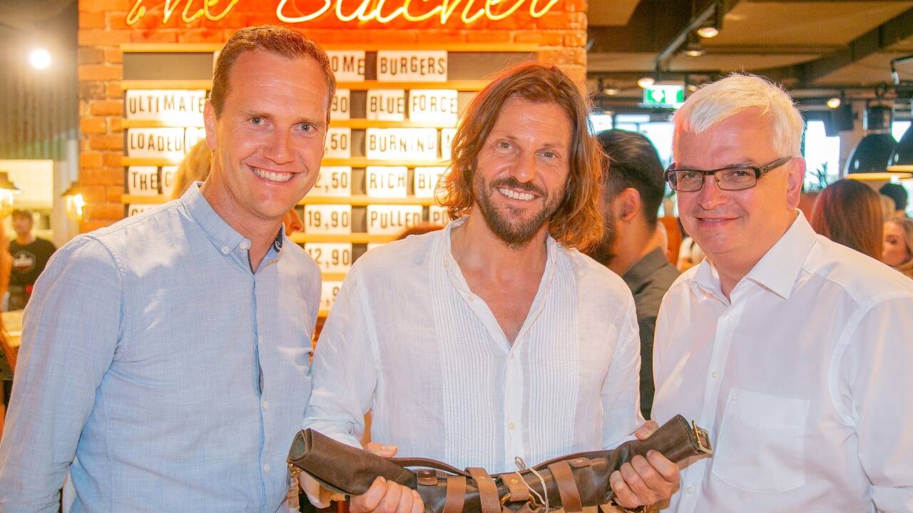 Manuel Mayer (Center-Manager EUROPARK), Heiner Raschhofer (Eigentümer der Soulkitchen-Gruppe) und Mag. Marcus Wild (CEO der SES Spar European Shopping Centers) freuen sich gemeinsam über das neue Restaurant im EUROPARK.   Manuel Mayer (Center-Manager EUROPARK), Heiner Raschhofer (Eigentümer der Soulkitchen-Gruppe) und Mag. Marcus Wild (CEO der SES Spar European Shopping Centers) freuen sich gemeinsam über das neue Restaurant im EUROPARK.
