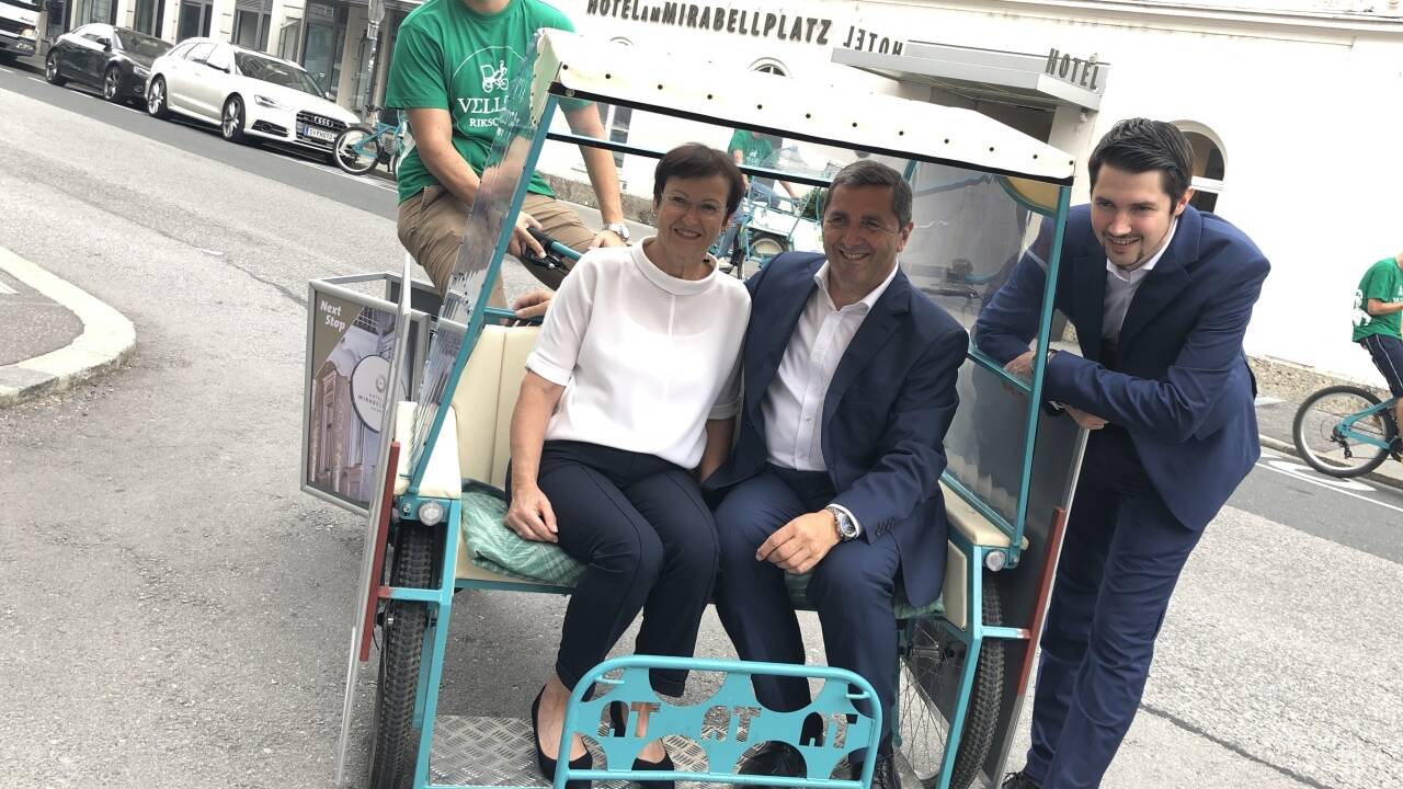 Georg Imlauer lud mit Ehefrau Ingrid und Sohn Thomas in der Rikscha zum Pressegespräch in sein neues Hotel. 