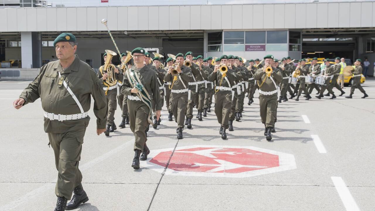 Zu den Klängen des Rainermarsches, gespielt von der Salzburger Militärmusikkapelle, empfing Haslauer Sergio Mattarella, seine Tochter Laura und Außenminister Enzo Moavero Milanese. Zu den Klängen des Rainermarsches, gespielt von der Salzburger Militärmusikkapelle, empfing Haslauer Sergio Mattarella, seine Tochter Laura und Außenminister Enzo Moavero Milanese.