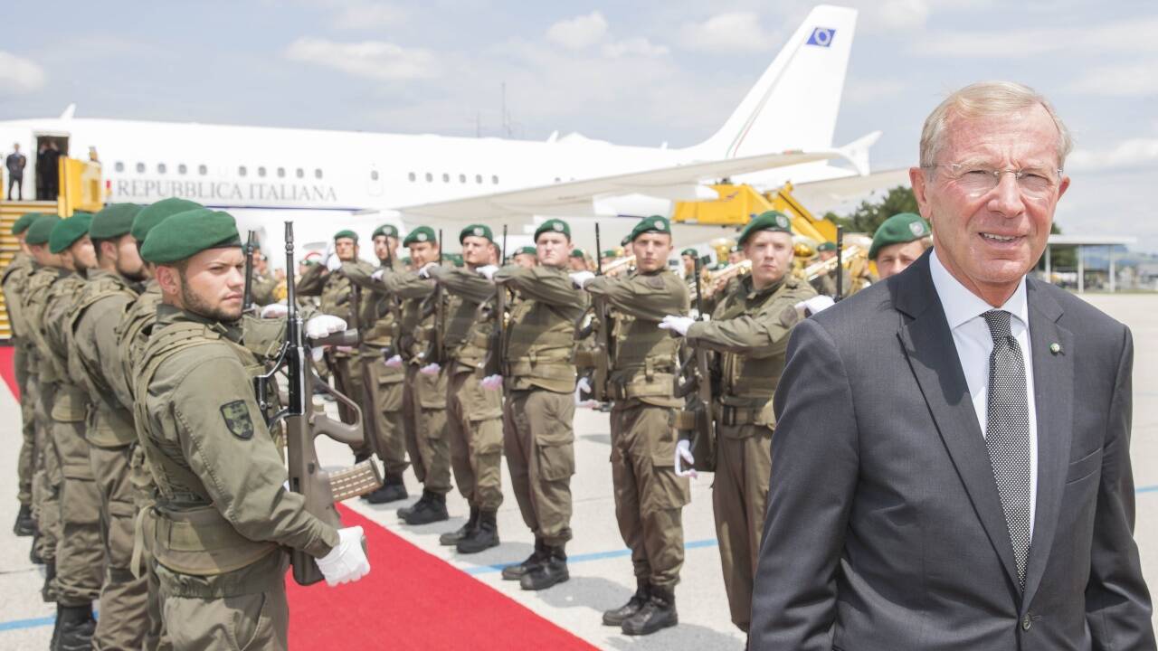 Zu den Klängen des Rainermarsches, gespielt von der Salzburger Militärmusikkapelle, empfing Haslauer Sergio Mattarella, seine Tochter Laura und Außenminister Enzo Moavero Milanese. Zu den Klängen des Rainermarsches, gespielt von der Salzburger Militärmusikkapelle, empfing Haslauer Sergio Mattarella, seine Tochter Laura und Außenminister Enzo Moavero Milanese.