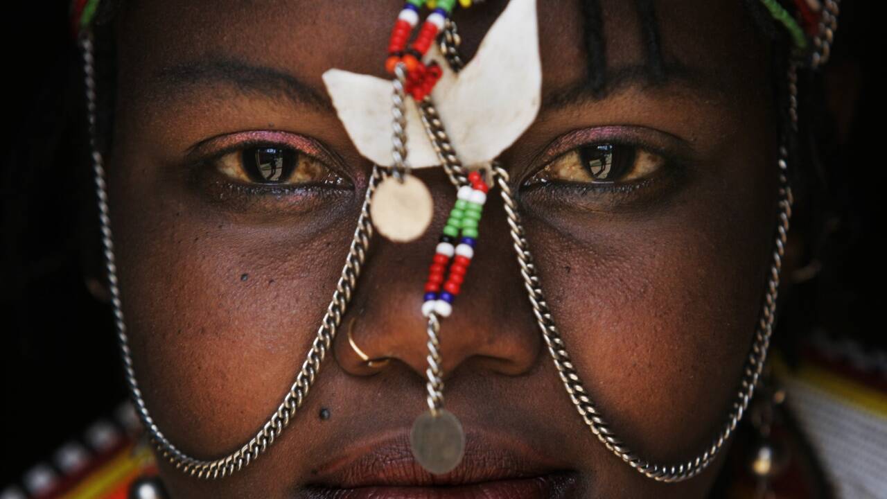 Bei den Massai tragen sowohl Männer als auch Frauen auffälligen Schmuck aus bunten Perlen. Die Ketten und Armbänder spiegeln das Alter und die soziale Stellung der Trägerinnen und Träger. Bei den Massai tragen sowohl Männer als auch Frauen auffälligen Schmuck aus bunten Perlen. Die Ketten und Armbänder spiegeln das Alter und die soziale Stellung der Trägerinnen und Träger.