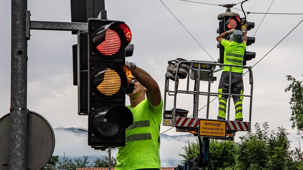 In luftiger Höhe: 142 Ampeln werden in den nächsten Tagen geputzt.  In luftiger Höhe: 142 Ampeln werden in den nächsten Tagen geputzt.