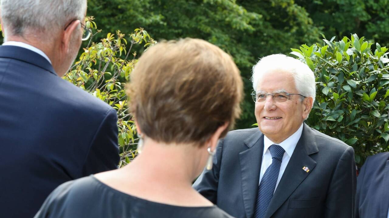 Sergio Mattarella bei der Ankunft im M32 – er wird von Bundespräsident Alexander Van der Bellen und dessen Ehefrau Doris Schmidauer begrüßt. Sergio Mattarella bei der Ankunft im M32 – er wird von Bundespräsident Alexander Van der Bellen und dessen Ehefrau Doris Schmidauer begrüßt.