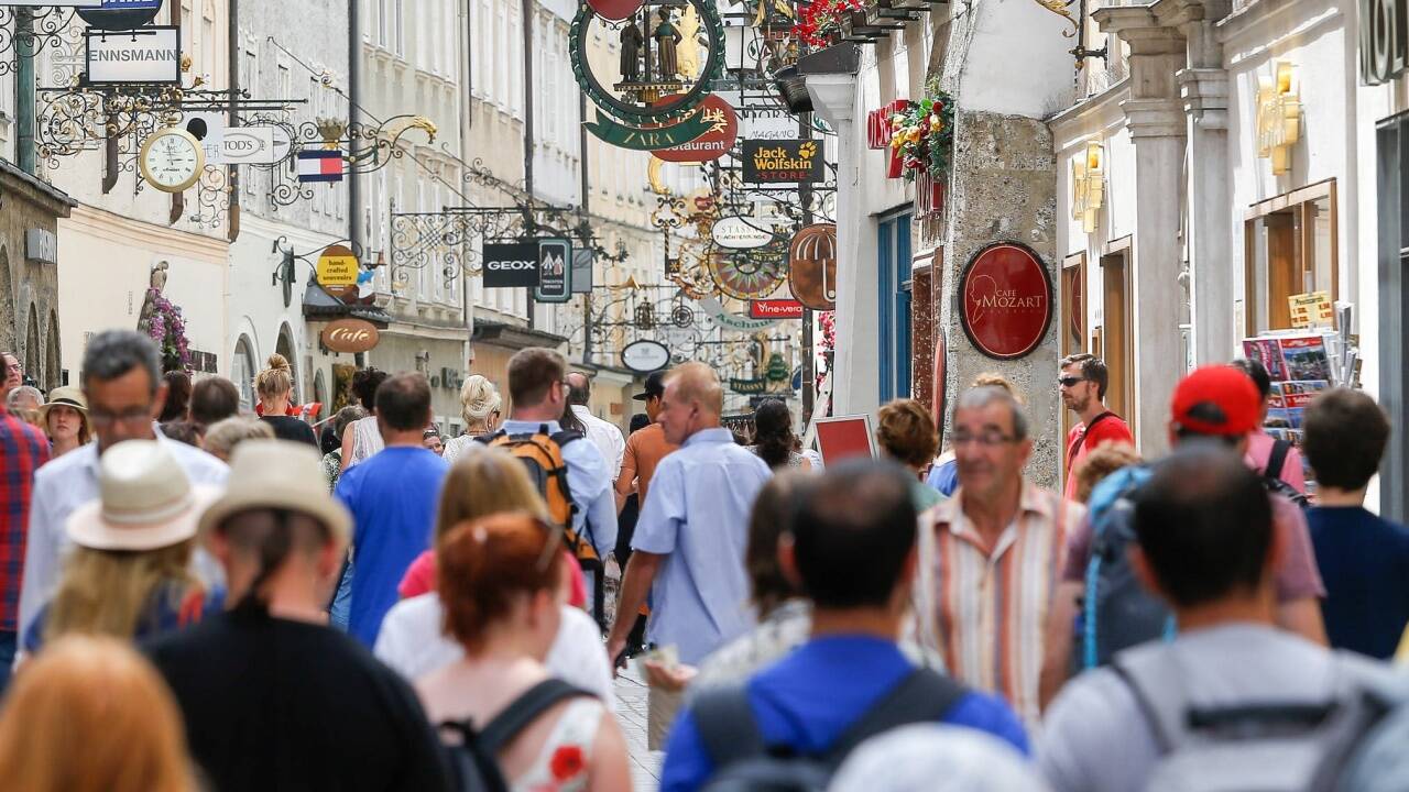 Die Salzburger Getreidegasse im Sommer.  