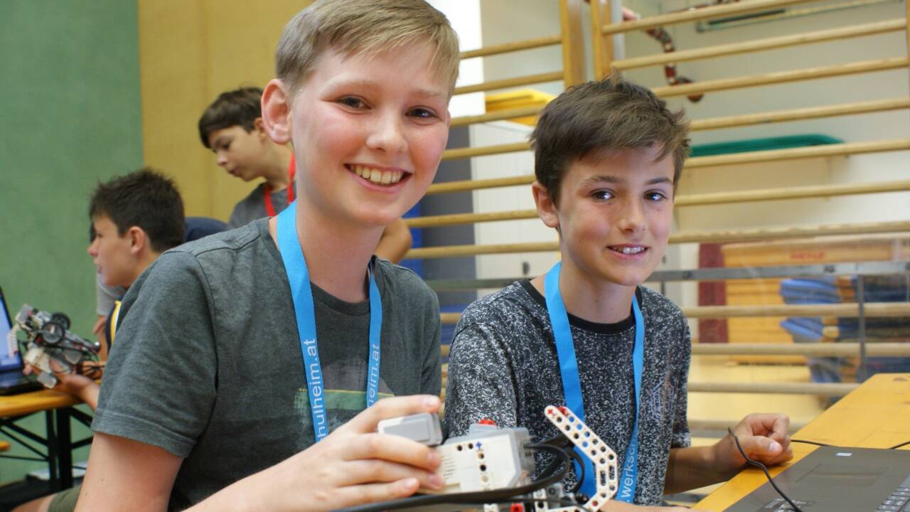 Simon Gruber und Julian Zauner (v.l.) von der NMS Thalgau programmieren einen Lego-Roboter. 