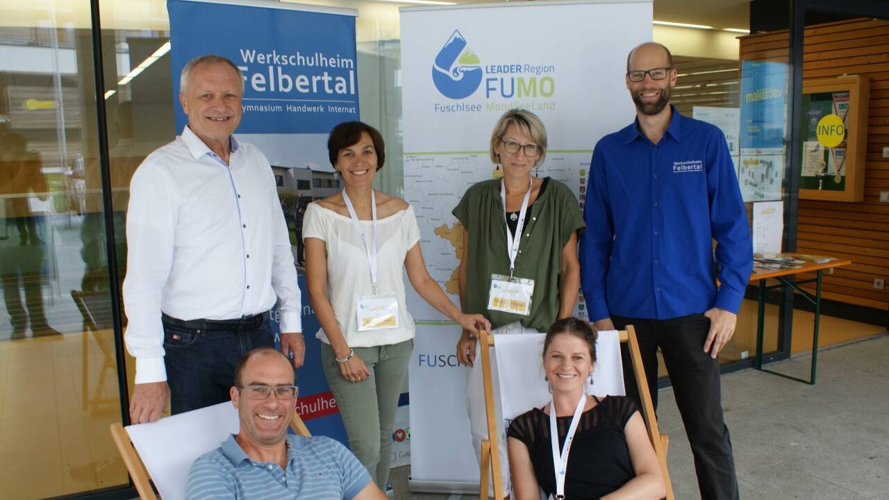Direktor Heinz Edenhofner, Geschäftsführer Bernhard Reichl, Eveline Ablinger (FUMO), die Projektmitarbeiterinnen Michaela Ellmauer, Stefanie Mayrhauser und Lukas Födinger (Werkstättenleiter Werkschulheim) 