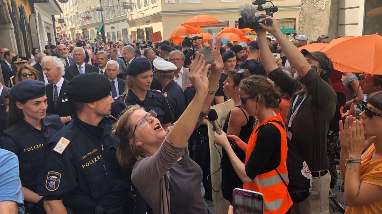 Ein Großaufgebot der Polizei schirmte die Staatsgäste vor den Demonstranten ab. Ein Großaufgebot der Polizei schirmte die Staatsgäste vor den Demonstranten ab.
