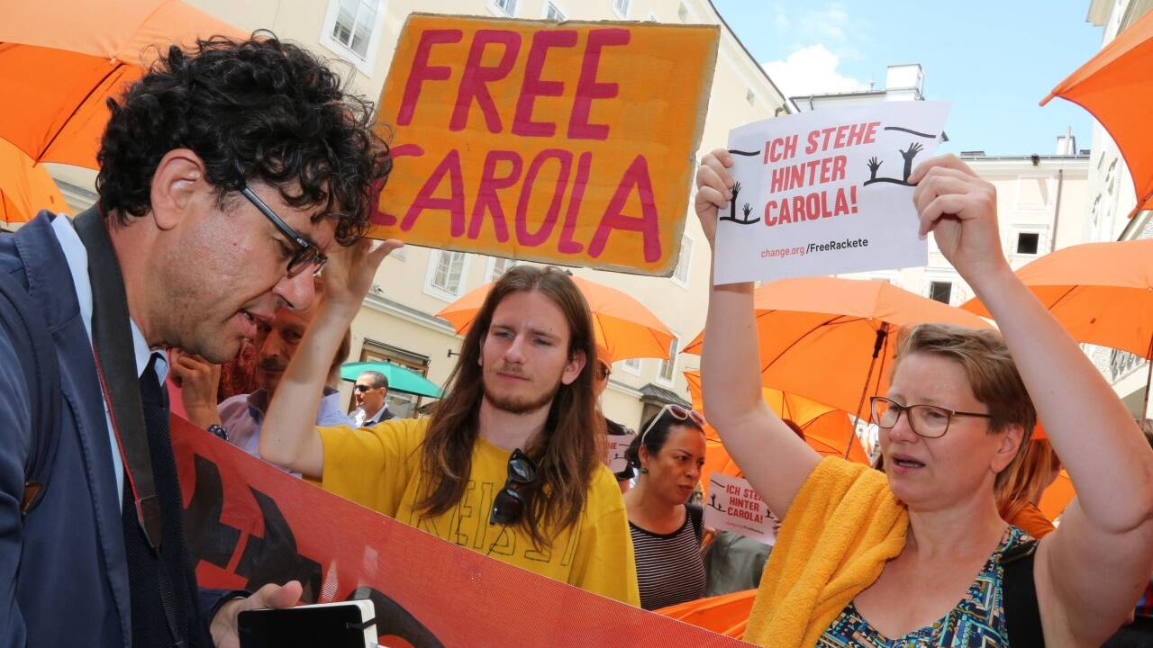 Ein italienischer Journalist spricht mit den Demonstranten. Ein italienischer Journalist spricht mit den Demonstranten.