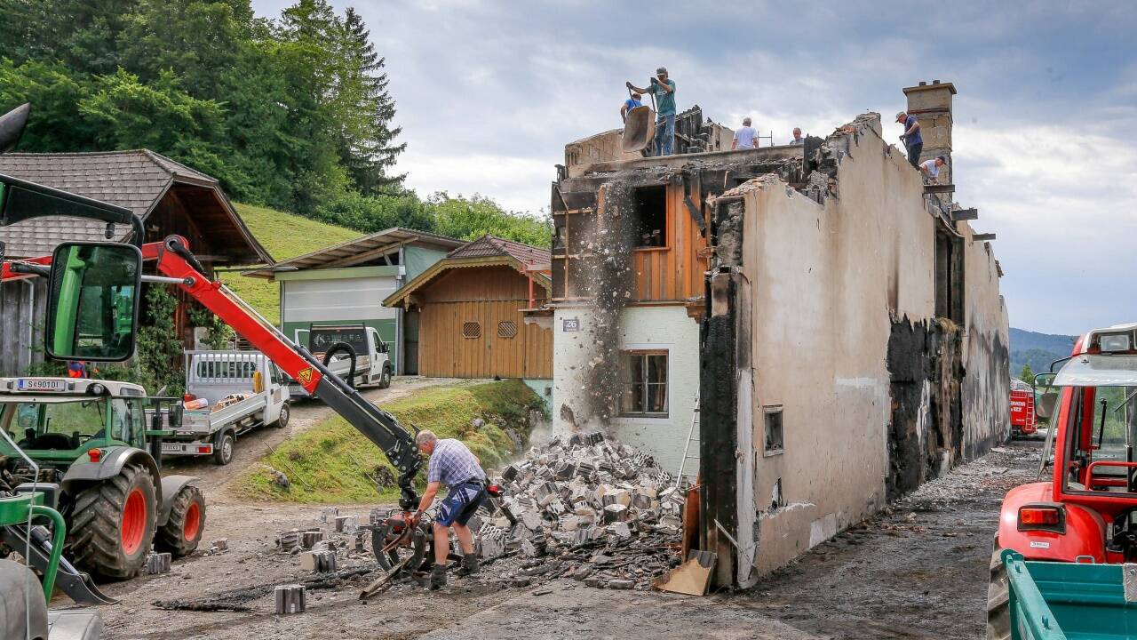 Familienangehörige, Freunde und Nachbarn halfen bei den Abriss- und Aufräumarbeiten mit. Ob Teile des Wohnhauses erhalten bleiben können, war unklar. 