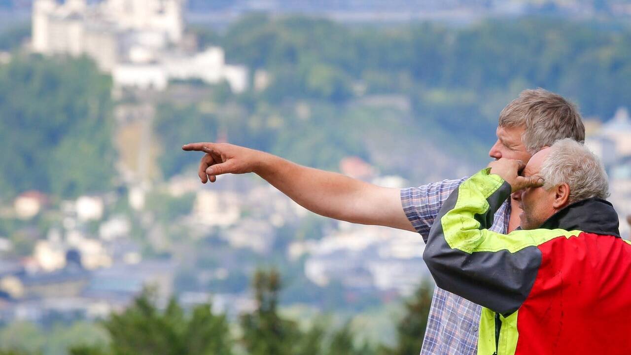 Familienangehörige, Freunde und Nachbarn halfen bei den Abriss- und Aufräumarbeiten mit. Ob Teile des Wohnhauses erhalten bleiben können, war unklar. 
