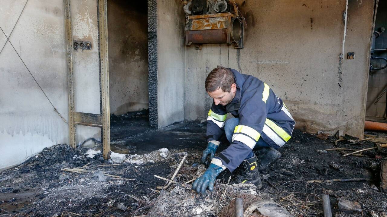 Der Sachverständige Wolfgang Winkler suchte in der vormaligen Milchkammer des Hofes nach dem Ort, von dem das Feuer ausgegangen war. 