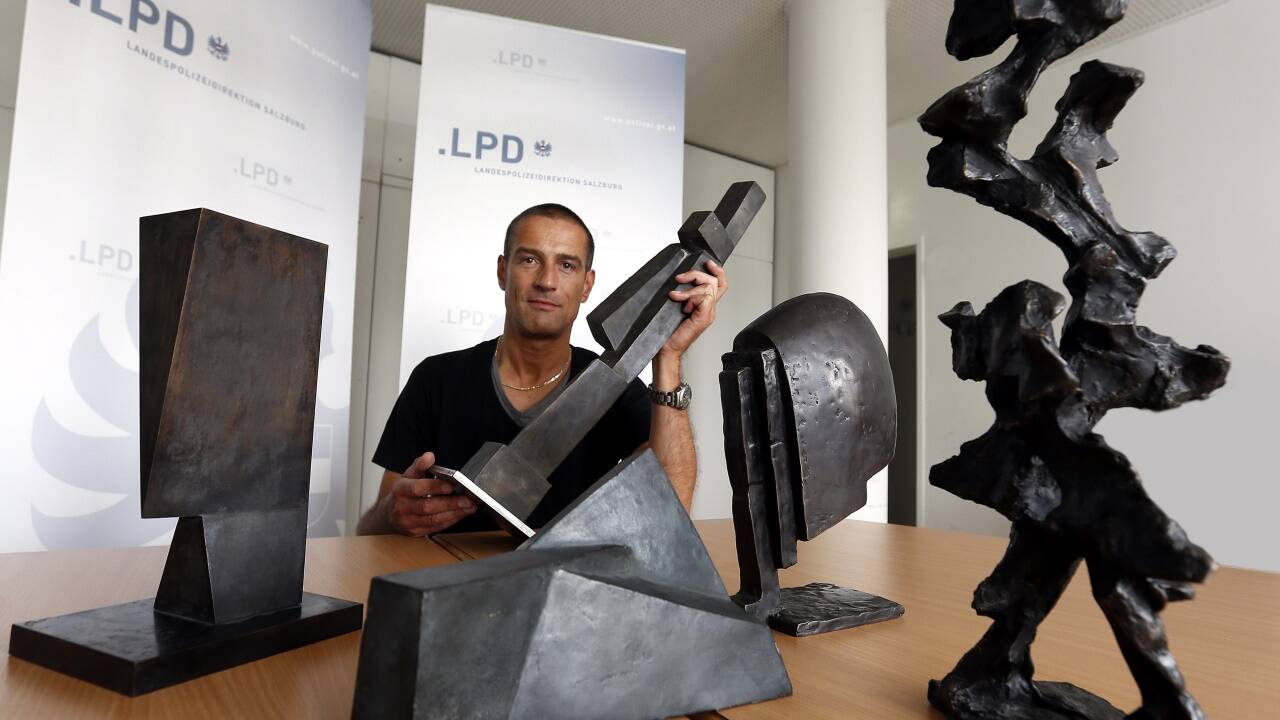 Juni 2014: Voggenberger mit beschlagnahmten Bronzeskulpturen im Wert von rund 52.000 Euro, die ein Mann aus Salzburger Galerien gestohlen hatte. 