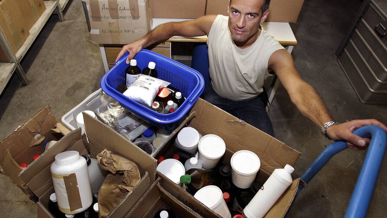 Juli 2008: Voggenberger mit sichergestellten Utensilien, mit denen ein Mann in seiner Wohnung in Eugendorf synthetische Drogen hergestellt hatte. 