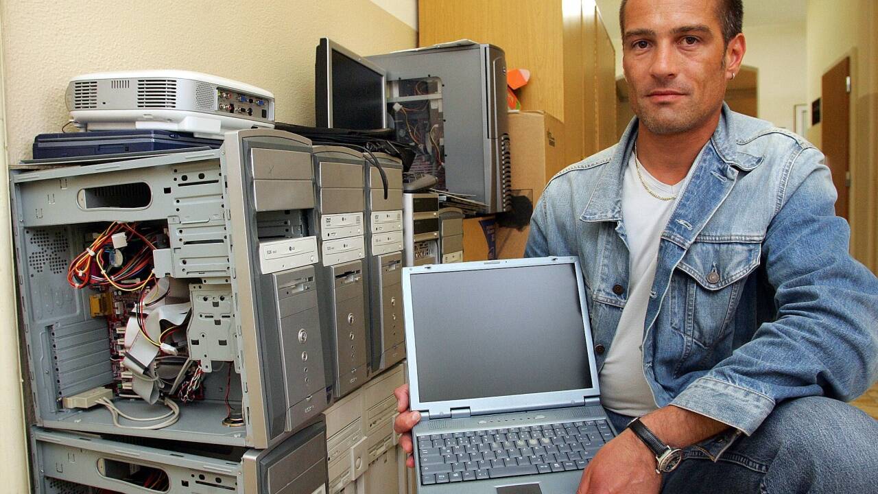 Mai 2005: Voggenberger mit Diebesgut einer Bande, der mehr als 70 Einbrüche in Salzburg und Oberösterreich vorgeworfen wurde. 