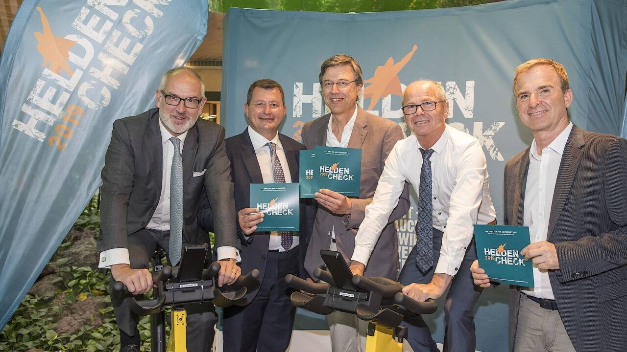 Die Kampagne startete mit einem Aktionstag im Europark: Primar Eugen Trinka, Primar Lukas Lusuardi, Allgemeinmediziner Peter Kowatsch (Ärztekammer), LH-Stv. Christian Stöckl (ÖVP) und Klaus Fetka, Personalleiter der Porsche Holding Österreich (von links).  