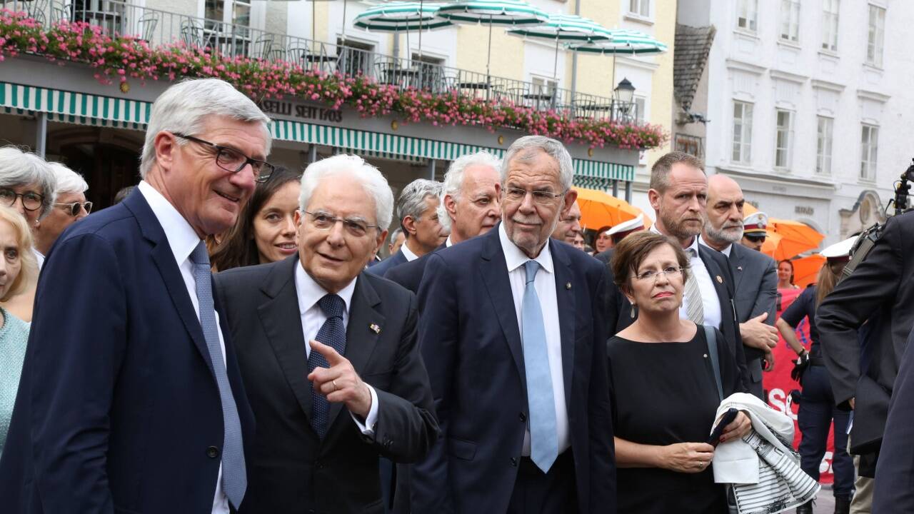 Der italienische Präsident Sergio Mattarella besuchte am Dienstag Salzburg. Am Bild: Bürgermeister Harald Preuner führt Mattarella sowie Bundespräsident Alexander Van der Bellen und dessen Ehefrau Doris Schmidauer durch die Salzburger Altstadt. Der italienische Präsident Sergio Mattarella besuchte am Dienstag Salzburg. Am Bild: Bürgermeister Harald Preuner führt Mattarella sowie Bundespräsident Alexander Van der Bellen und dessen Ehefrau Doris Schmidauer durch die Salzburger Altstadt.