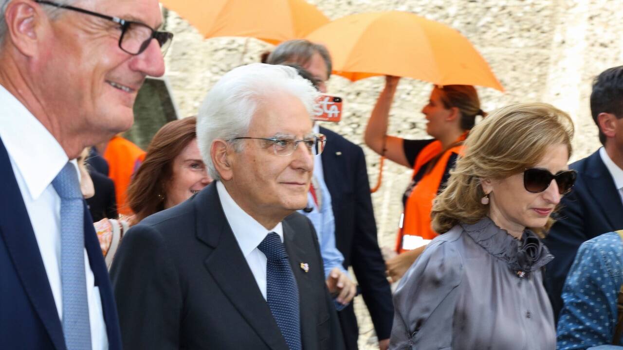 Sergio Mattarella mit Tochter Laura und Bürgermeister Preuner – im Hintergrund: die Demonstranten. Sergio Mattarella mit Tochter Laura und Bürgermeister Preuner – im Hintergrund: die Demonstranten.