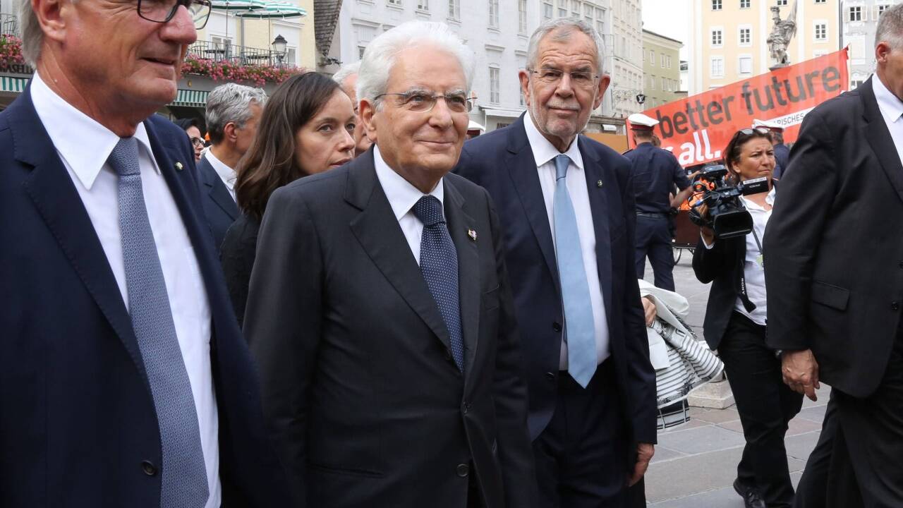 Sergio Mattarella zieht mit Bundespräsident Van der Bellen und Bürgermeister Preuner an den Demonstranten vorbei. Sergio Mattarella zieht mit Bundespräsident Van der Bellen und Bürgermeister Preuner an den Demonstranten vorbei.