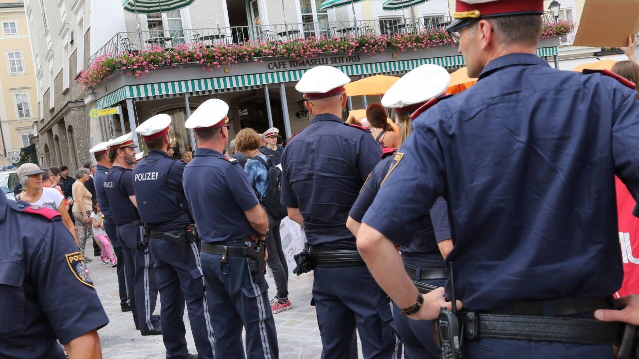 Ein Großaufgebot der Polizei schirmte den italienischen Staatsgast vor den demonstranten ab. Ein Großaufgebot der Polizei schirmte den italienischen Staatsgast vor den demonstranten ab.
