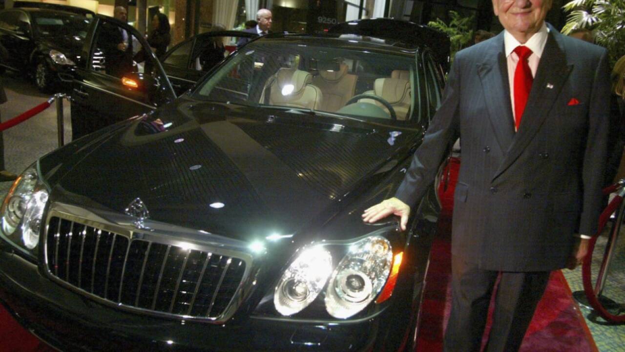 Ein Benz für die ganz Reichen – Lee Iacocca am 17. Oktober 2005 vor einem Maybach 57S i n Beverly Hills.  