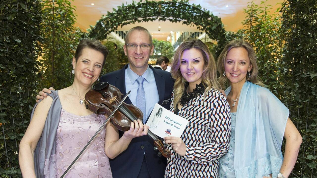 Florian Went und Christina Sonntag mit den Damen der Band Rheinsirenen. 