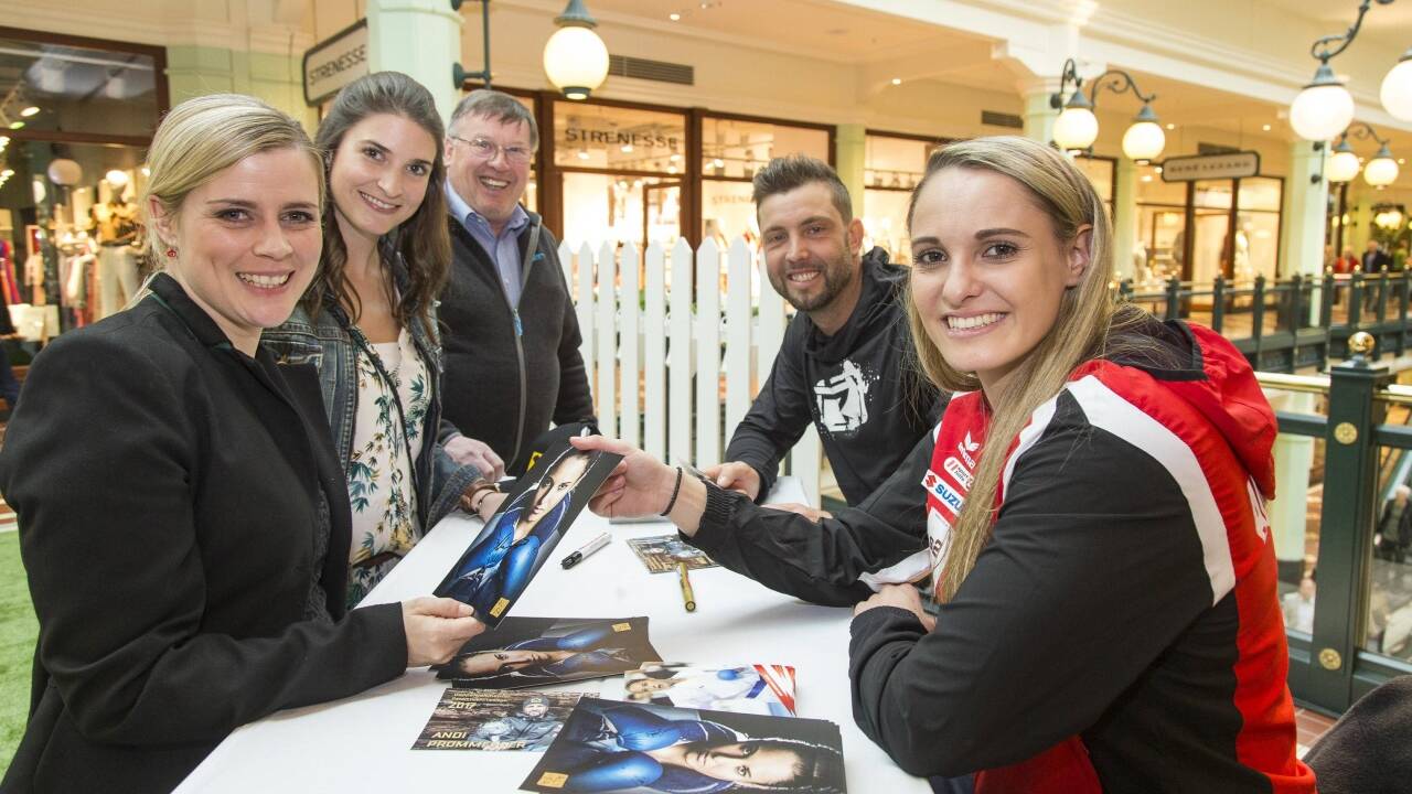 Autogrammstunde mit Andreas Prommegger und Alisa Buchinger. 