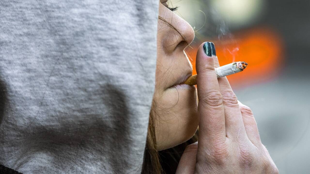 Jugendliche, die unter 18 Jahren rauchen, müssen im schlimmsten Fall mit Geldstrafen rechnen. Jugendliche, die unter 18 Jahren rauchen, müssen im schlimmsten Fall mit Geldstrafen rechnen.