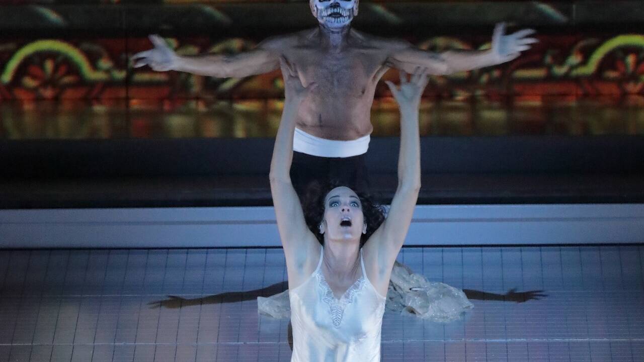 Marlis Petersen als Salome und der Tänzer Peter Jolesch in München. Marlis Petersen als Salome und der Tänzer Peter Jolesch in München.