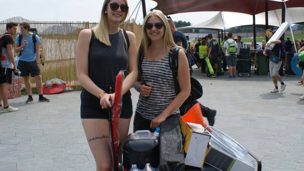 Sabrina Thoner und Celina Gabl haben ihren Leiterwagen mitgenommen. 