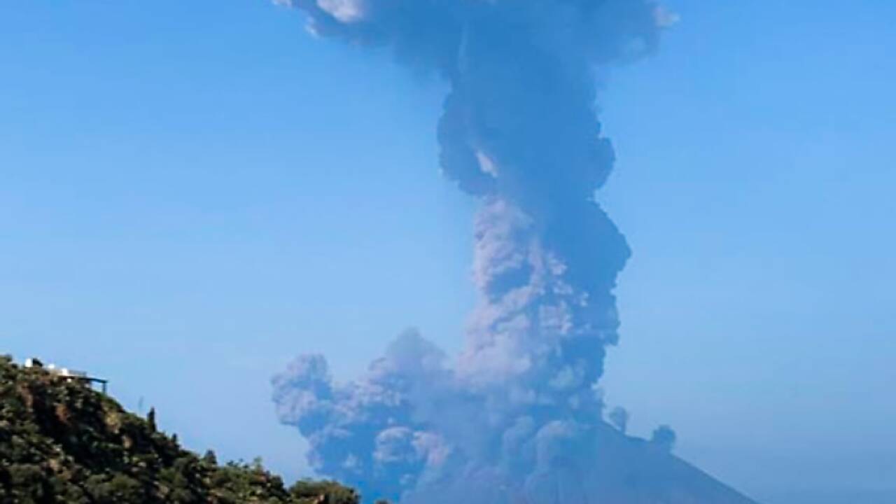 Die Riesen-Rauchwolke von der Insel Panarea aus gesehen  Die Riesen-Rauchwolke von der Insel Panarea aus gesehen