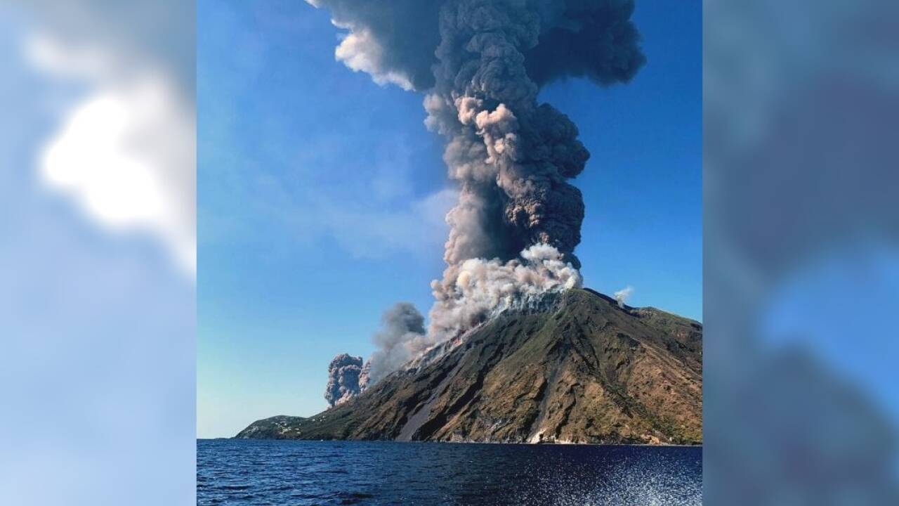 Die Riesen-Rauchwolke von der Insel Panarea aus gesehen  Die Riesen-Rauchwolke von der Insel Panarea aus gesehen