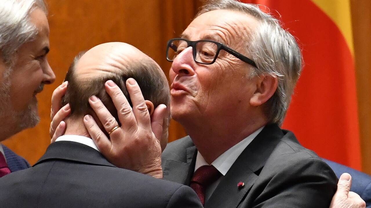 Ein Bild für Götter: Juncker verpasst Rumäniens Präsidenten Traian Basescu einen Schmatz auf die Stirn. Ein Bild für Götter: Juncker verpasst Rumäniens Präsidenten Traian Basescu einen Schmatz auf die Stirn.