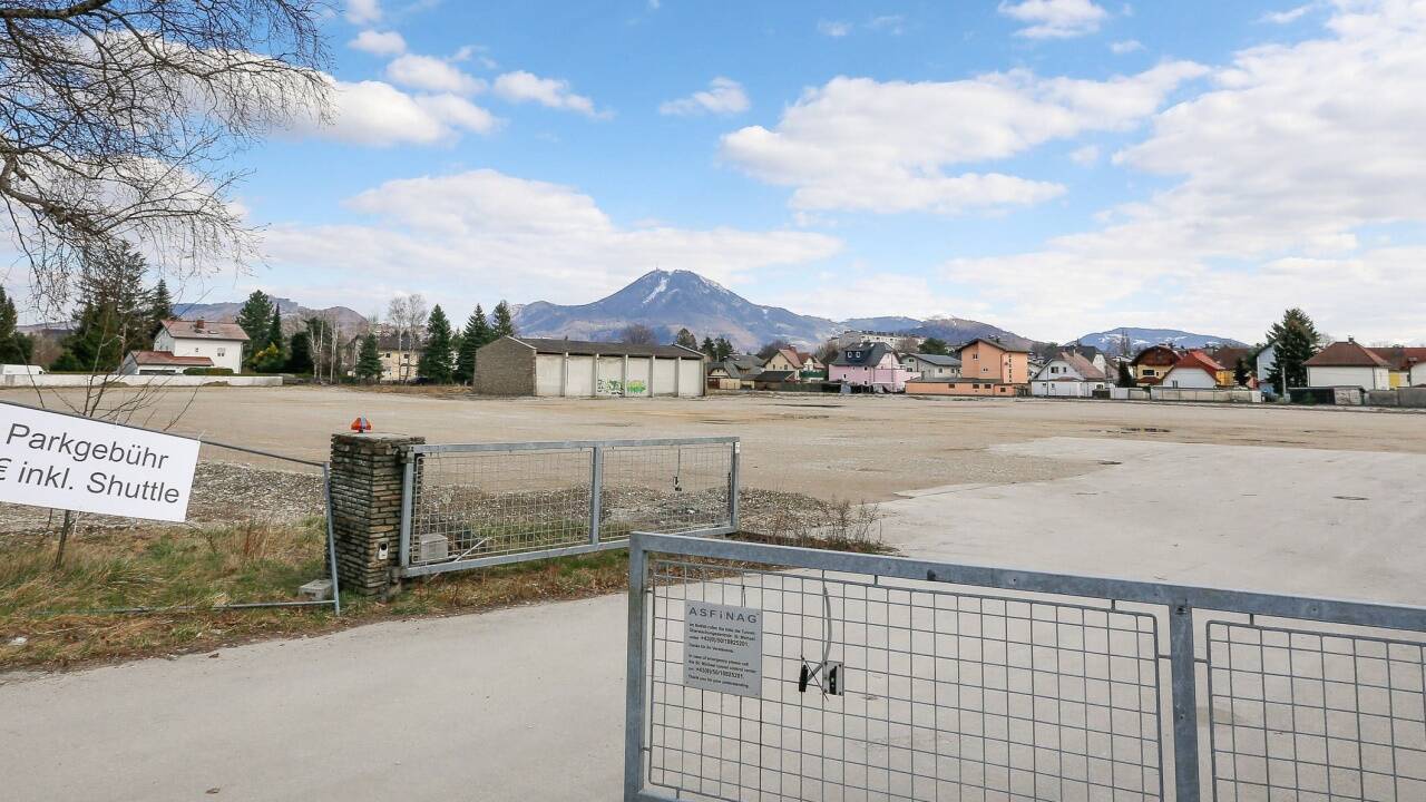 Um die Bebauung dieser Fläche, auf der früher die Autobahnmeisterei Salzburg-Mitte stand, wird seit gut zwei Jahren heftig gestritten.  