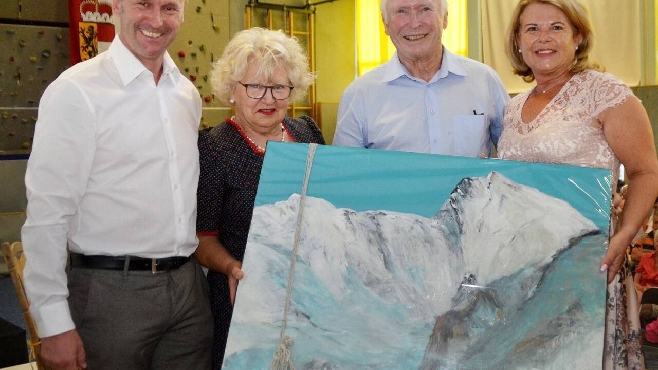 Ein Geschenk für den Initiator (v. l.): Christine Wörister, Ernst Löschner und Petra Lemberger (TVB Krimml).  Bild: Simo  