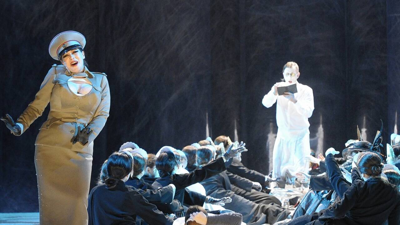 Ushakova als „Poshlust“ und Otto Katzameier als „Nikolai Gogol“ 2011 in „Gogol“ im Theater an der Wien. 