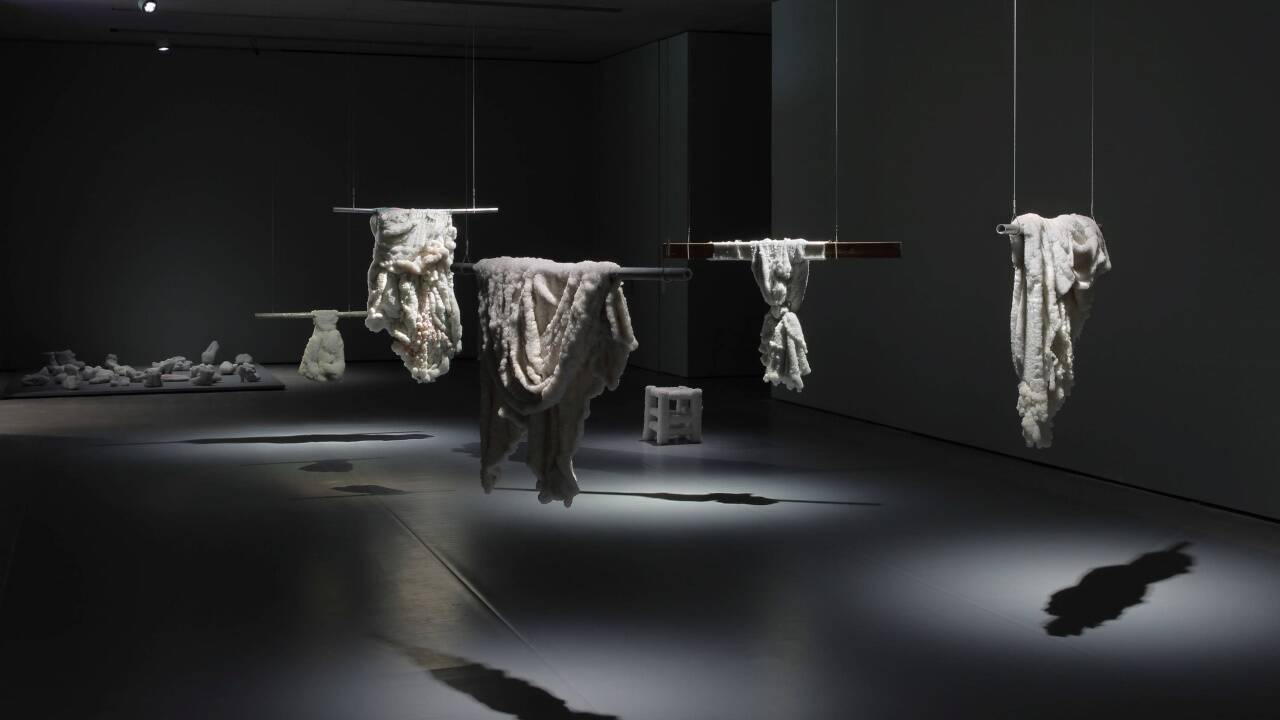Blicke in die Ausstellung „Salt Years“ von Sigalit Landau. 