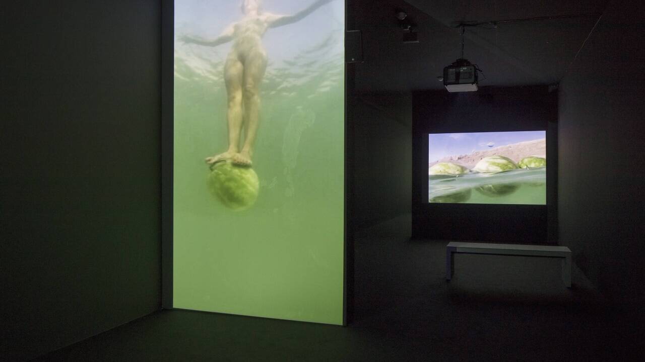 Blicke in die Ausstellung „Salt Years“ von Sigalit Landau. 