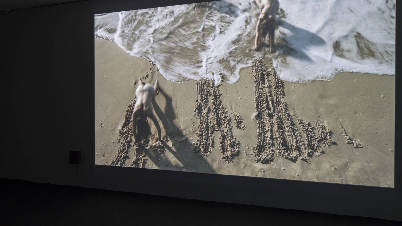 Blicke in die Ausstellung „Salt Years“ von Sigalit Landau. 