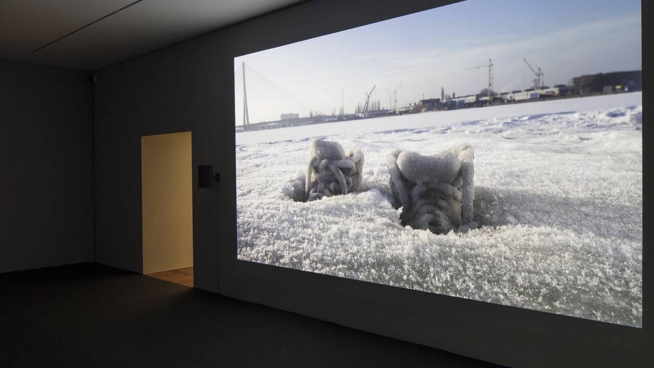 Blicke in die Ausstellung „Salt Years“ von Sigalit Landau. 