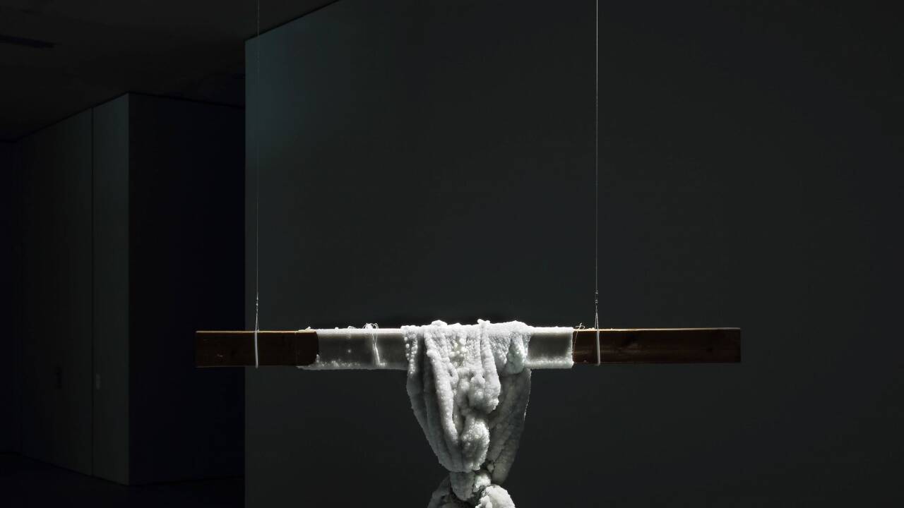 Blicke in die Ausstellung „Salt Years“ von Sigalit Landau. 