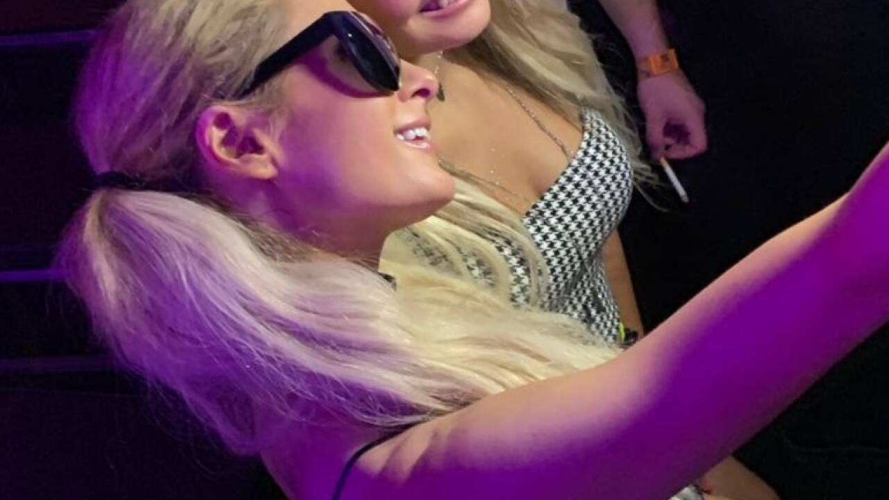 Paris Hilton mit einer Selfie-Jägerin. 
