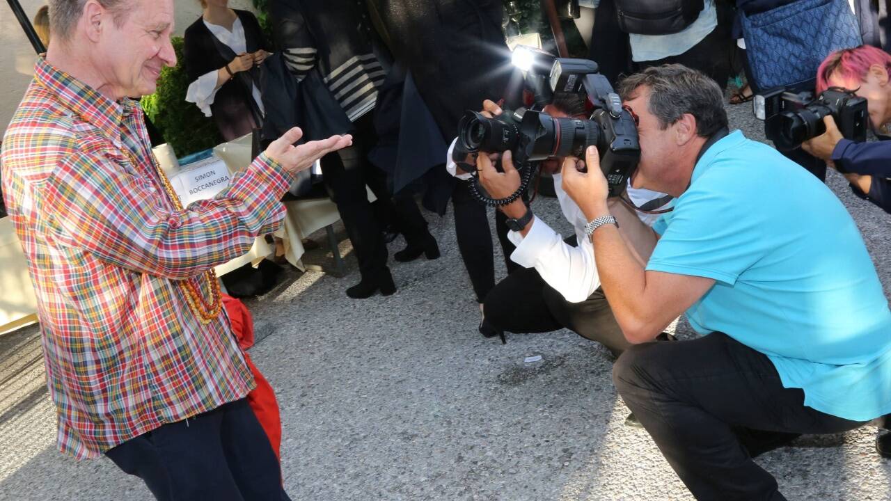 Regisseur Peter Sellars posiert für die Fotografen 