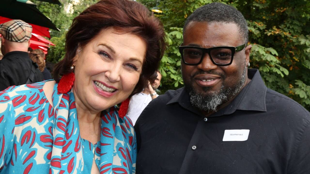 Protokollchefin Suzanne Harf mit dem amerikanischen Tenor Russell Thomas – er singt die Titelpartie in „Idomeneo“. 
