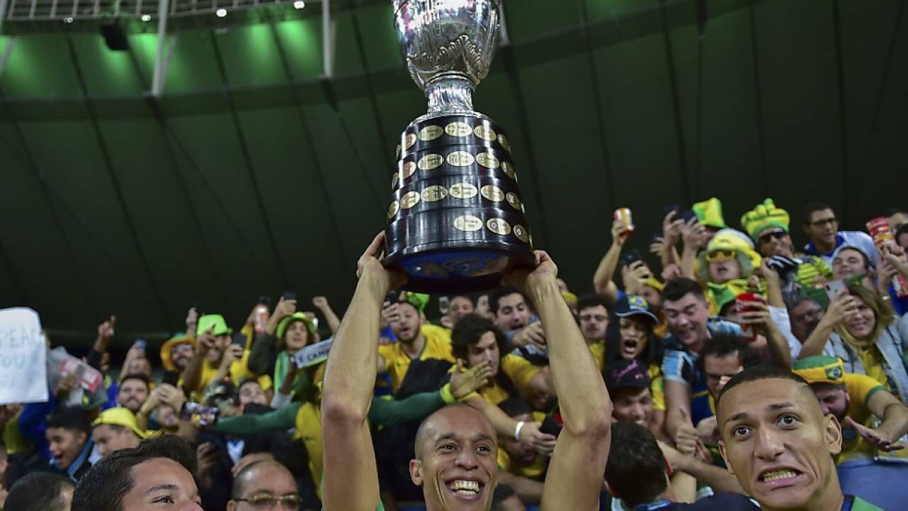 Brasiliens Miranda stemmt die Trophäe  Brasiliens Miranda stemmt die Trophäe