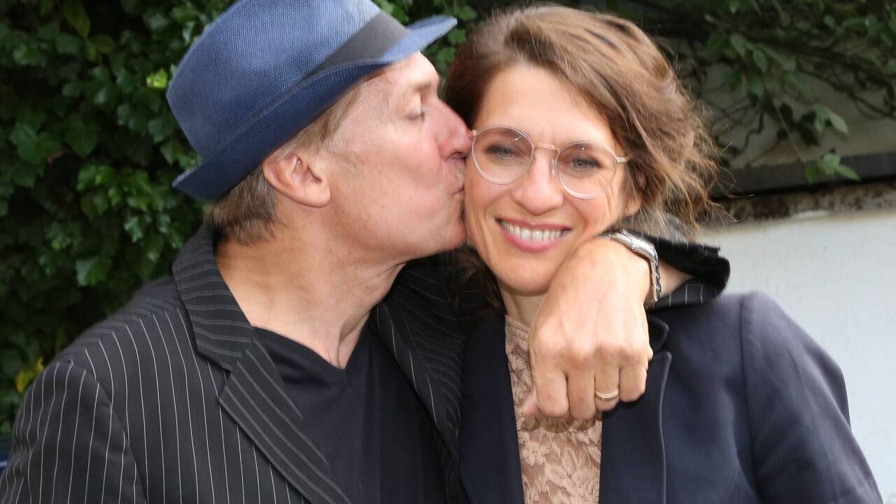 Einen Kuss für Ehefrau Julia gab es von Tobias Moretti. 