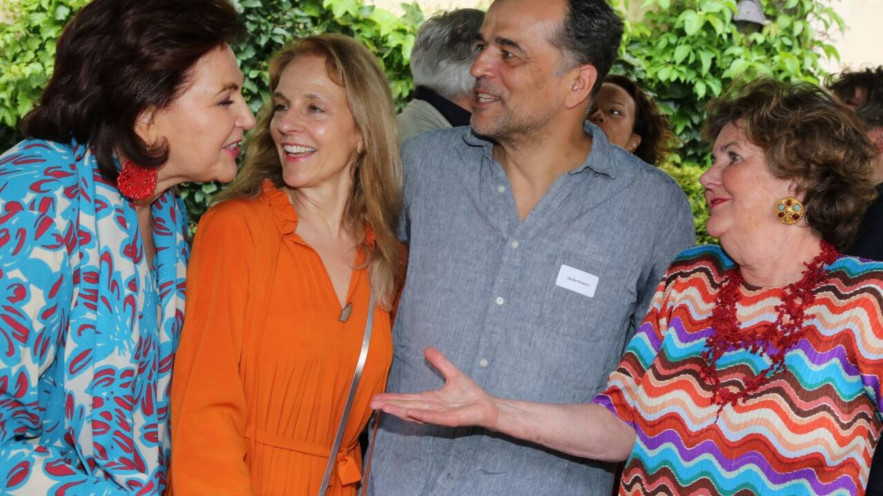 Der Schuldknecht als Hahn im Korb: Michael Masula mit Festspiel-Protokollchefin Suzanne Harf, Schauspiel-Leiterin Bettina Hering und Festspielpräsidentin Helga Rabl-Stadler. 