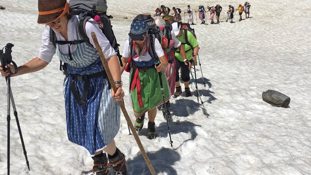 Aufstieg im Dirndl mit Bergschuhen und Steigeisen. 